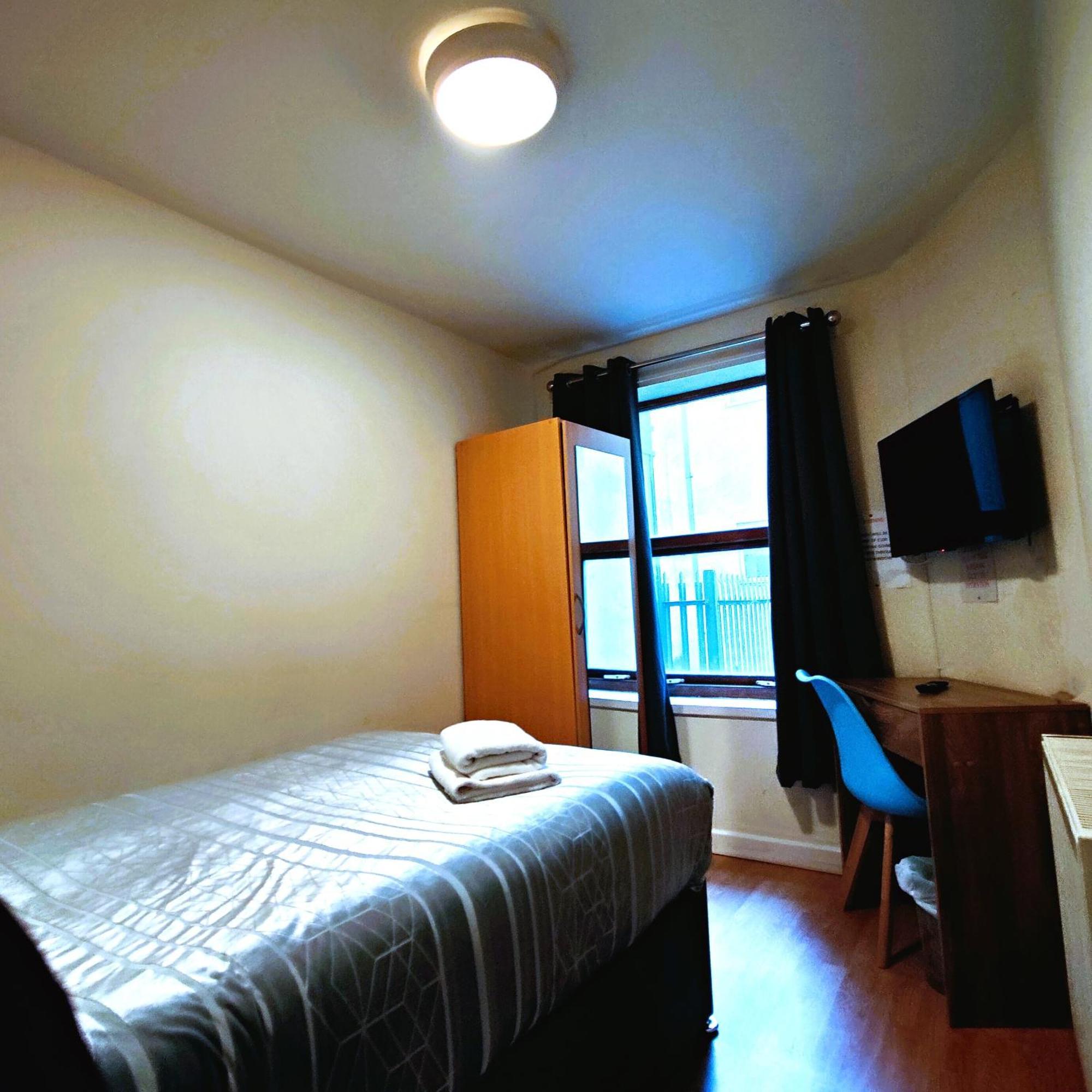 Liverpool City Centre Private Rooms Including Smart Tvs - With Shared Bathroom Exterior photo