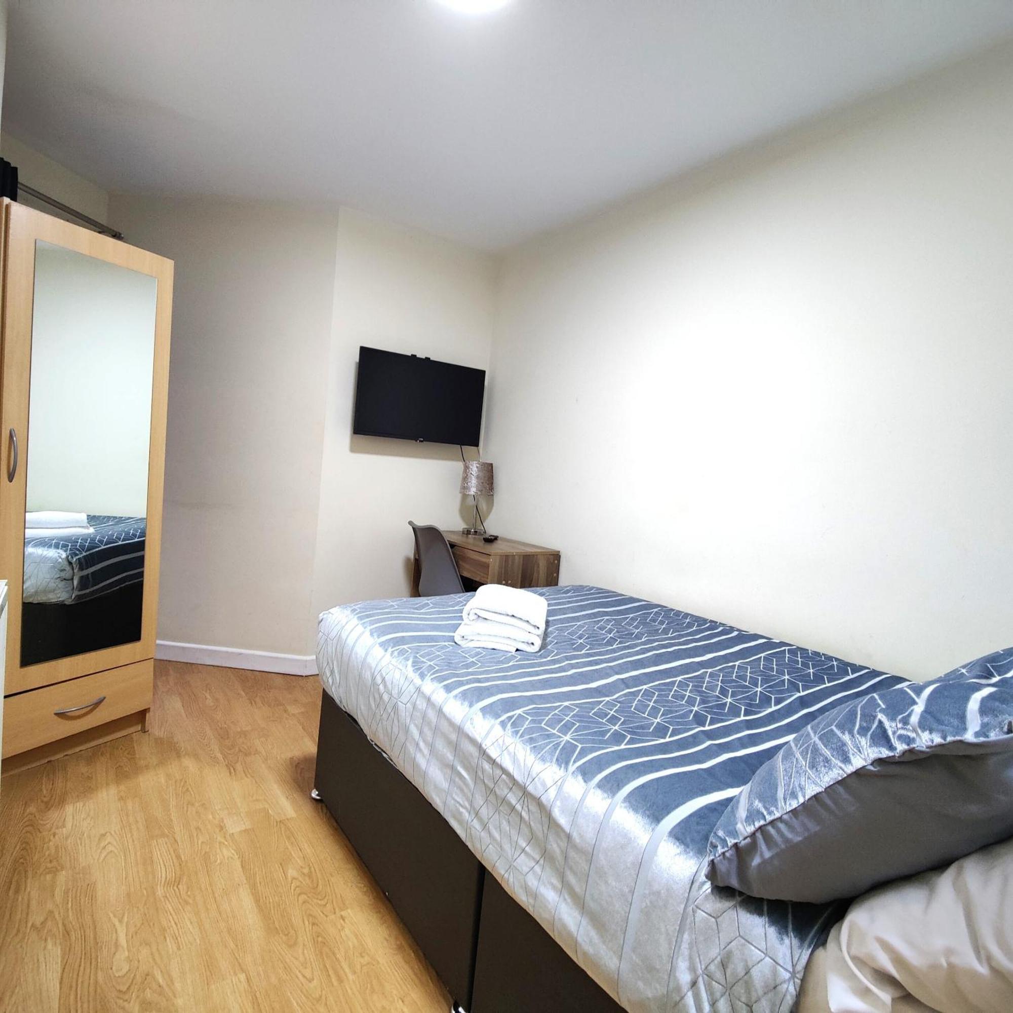 Liverpool City Centre Private Rooms Including Smart Tvs - With Shared Bathroom Exterior photo