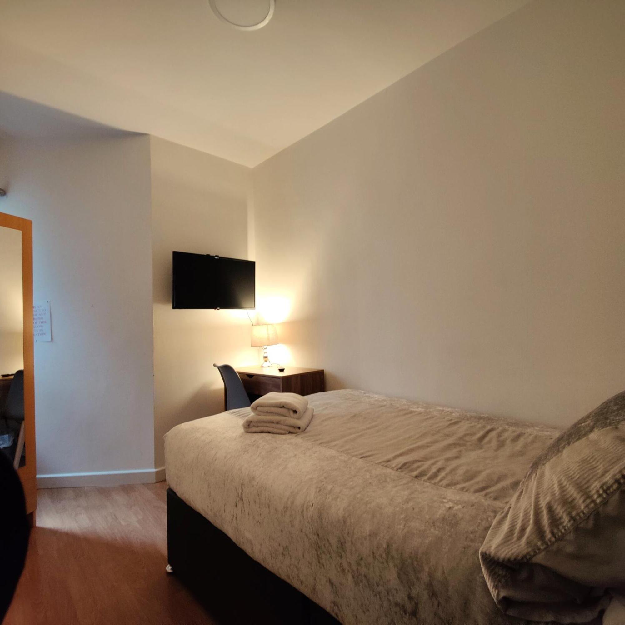 Liverpool City Centre Private Rooms Including Smart Tvs - With Shared Bathroom Exterior photo